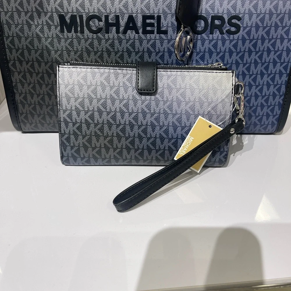 MICHAEL KORS Jet Set Lg Ombré Signature Logo Wristlet Phone Holder Wallet 
Black - Picture 9 of 16